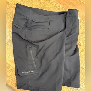 Men’s Pearl Izumi bike shorts